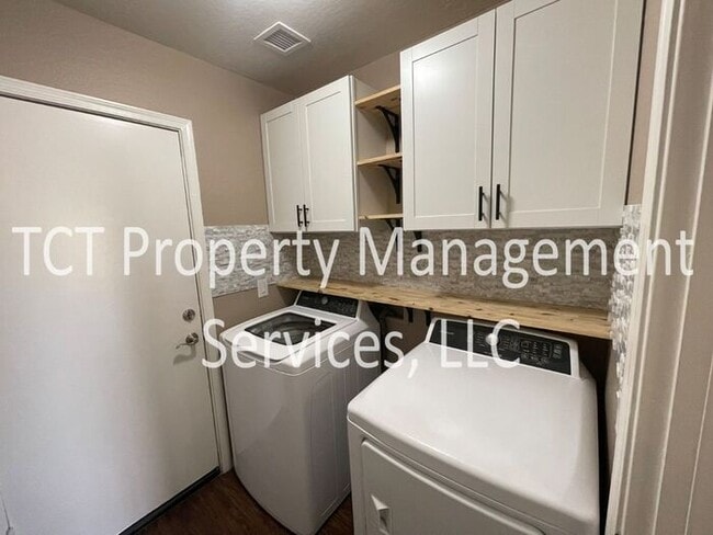 Building Photo - Updated 4 Bedroom on Corner Lot!