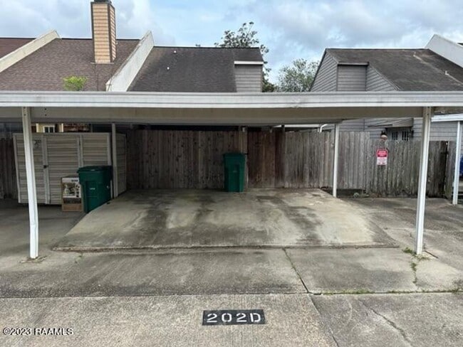 Building Photo - 3 bed, 2 bath townhouse AVAILABLE NOW!!!