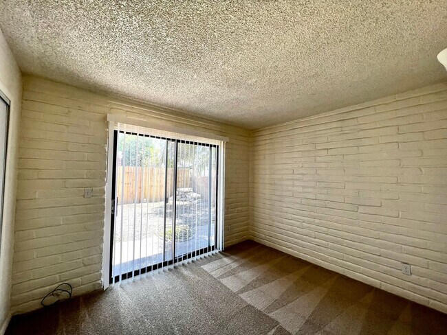 Building Photo - Charming 2 Bedroom Townhome with Private 2...