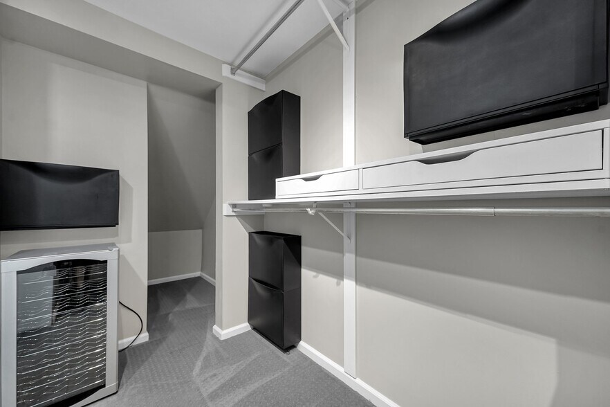 Building Photo - 992 Neil Ave