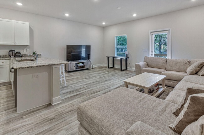 Building Photo - 1022 McLaren Cir