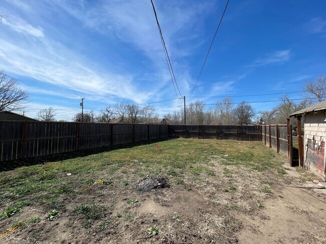 Building Photo - 3 bed in Nickerson with large fenced yard