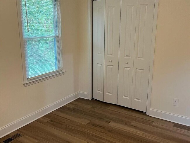 Building Photo - 320 Camfield Ct SW