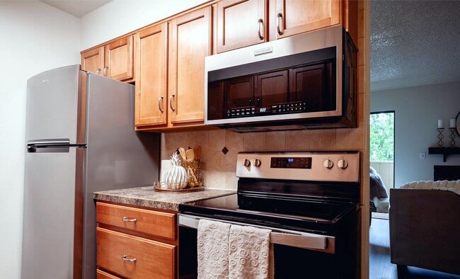 Building Photo - Beautiful Updated 2 Bed 1 Bath Condo by Fo...