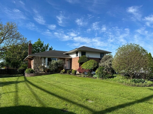 Primary Photo - 310 S Oyster Bay Rd
