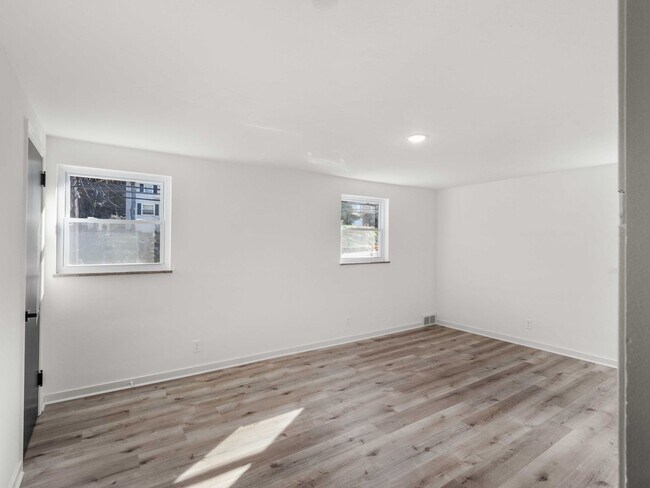 Building Photo - AVAILABLE NOW! STUNNING 3 BEDROOM IN PENN ...