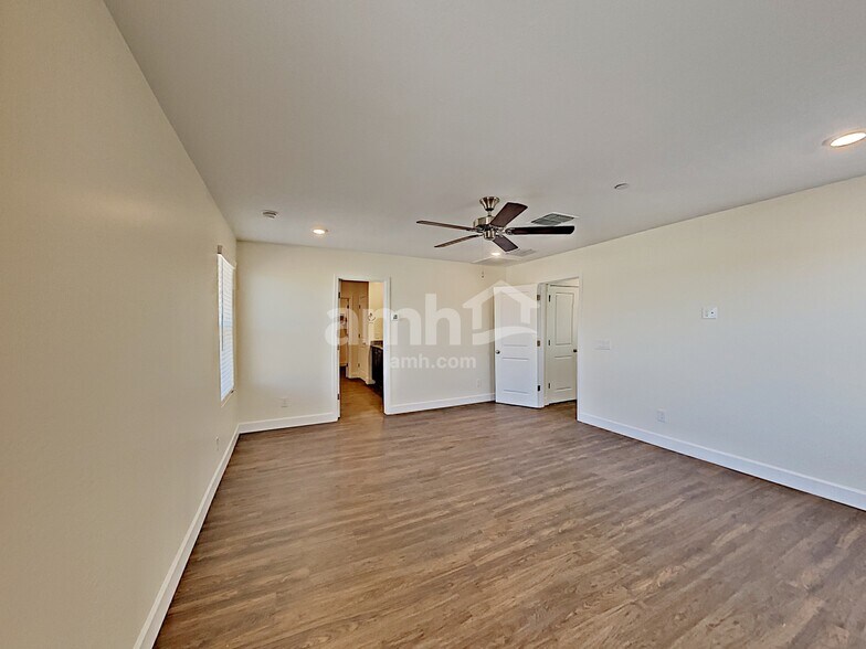Building Photo - 5938 W Columbine Dr