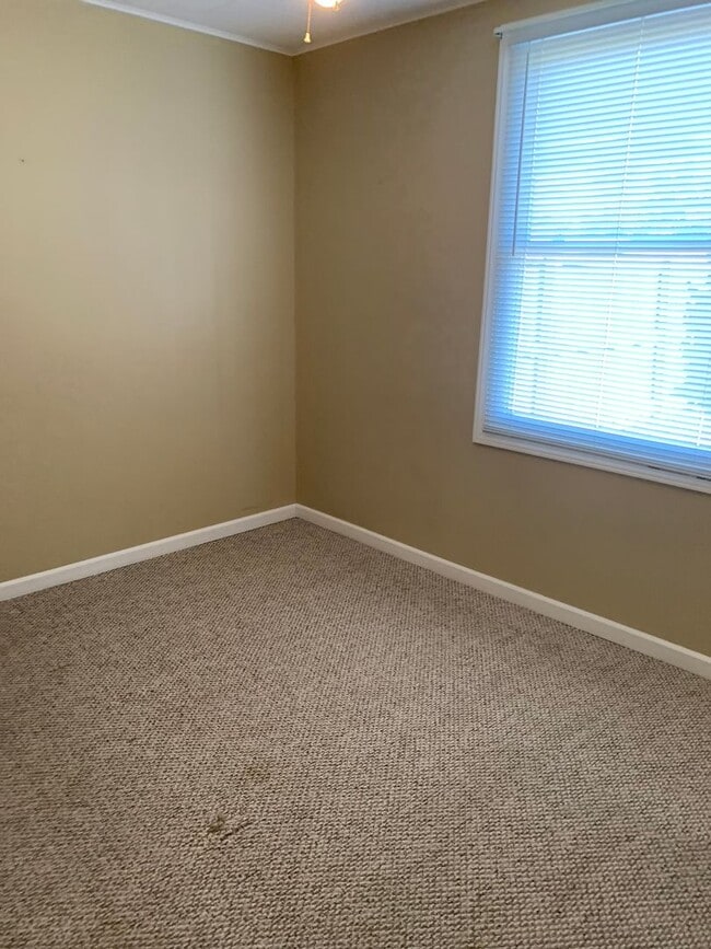 Building Photo - 2 Bedroom/1 bath Brick Duplex  Kingsport, TN