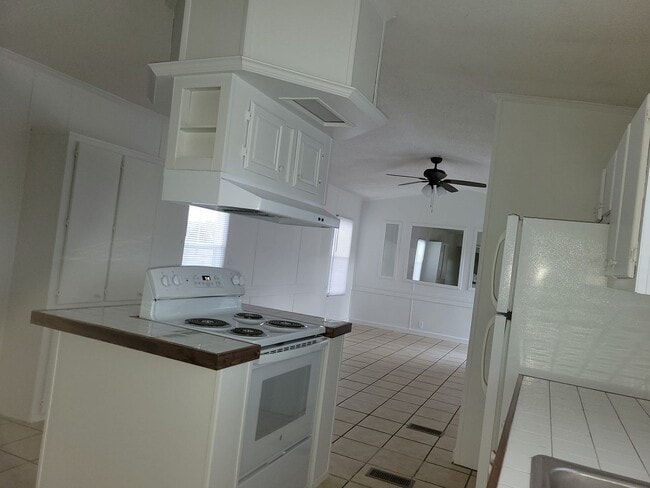 Building Photo - Ready to Move in!