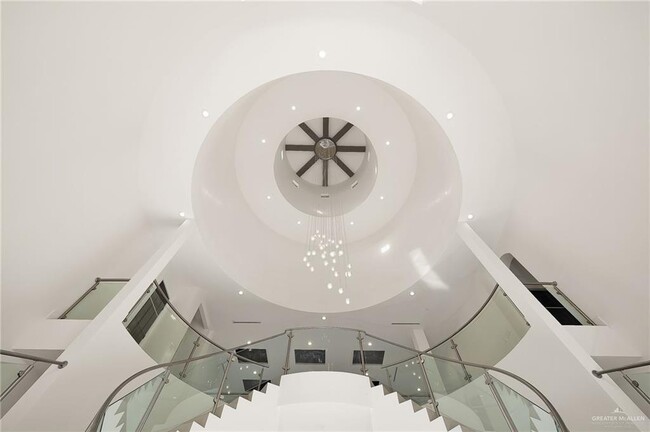 Building Photo - 45 Travis St