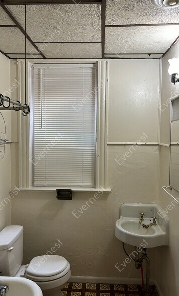 Building Photo - 551 Bates St