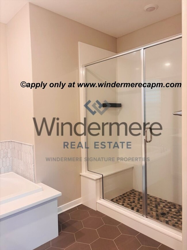 Building Photo - Modern Living in the heart of McKinley Village!