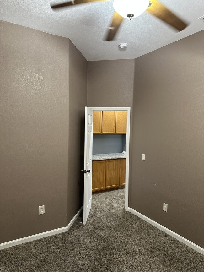 Building Photo - Weston Ranch 4 Bedroom 2.5 Bathroom Home