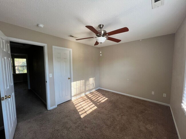 Building Photo - 216 Palace Cir