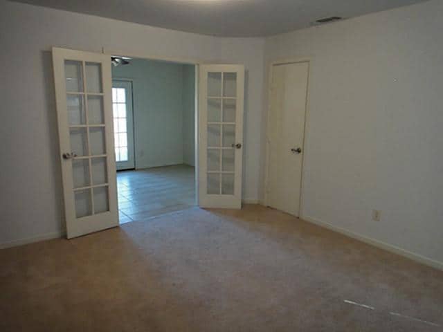 Building Photo - 1801 Meadowcrest Dr