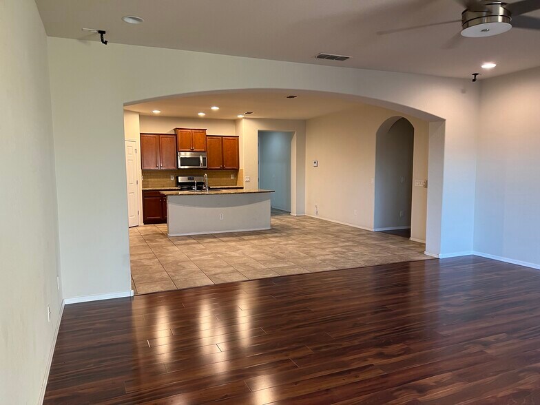 Building Photo - 1019 W Spur Dr