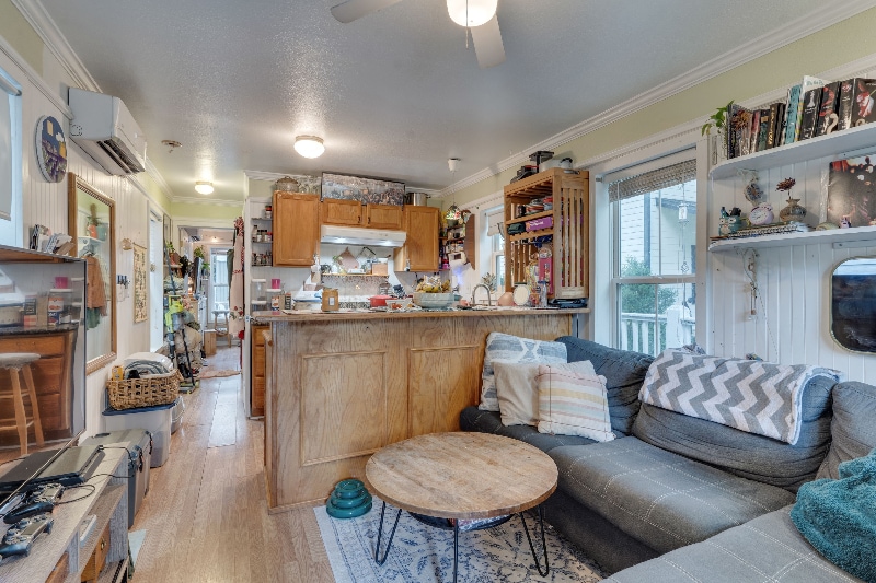 Building Photo - 624 W 7th Ave