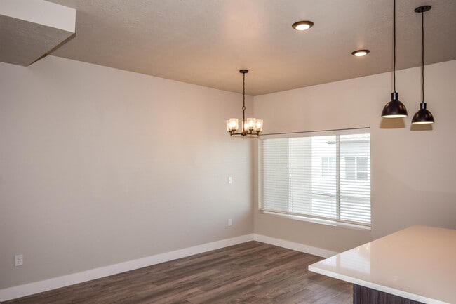 Building Photo - 705 E 730 N