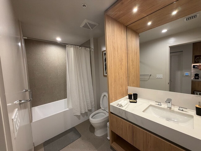 Building Photo - 11 NE 6th St