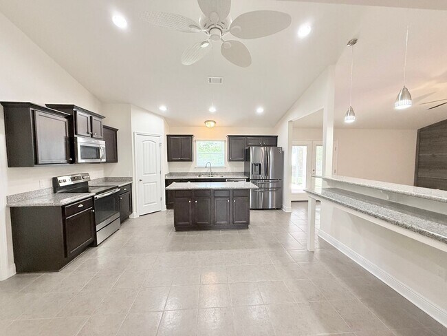 Building Photo - Spacious 4-Bedroom Home - Pace Mill Creek