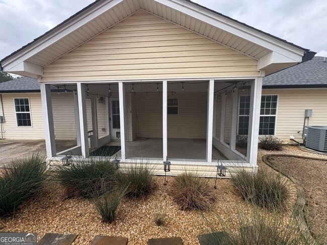 Building Photo - 616 Embassy Walk