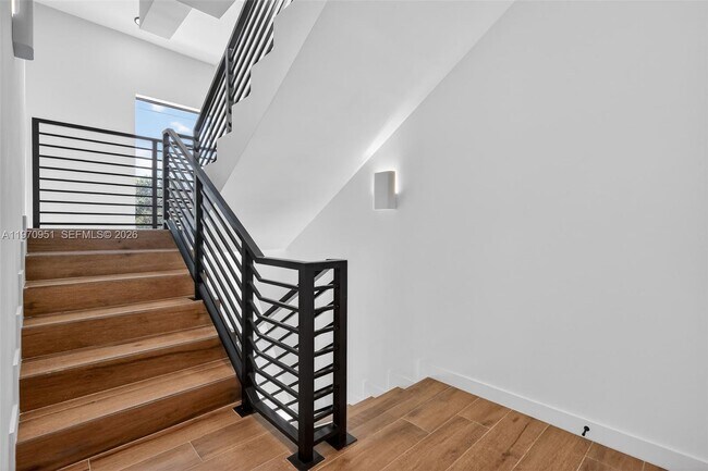 Building Photo - 529 NE 61st St