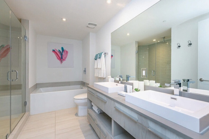 Building Photo - 4010 S Ocean Dr