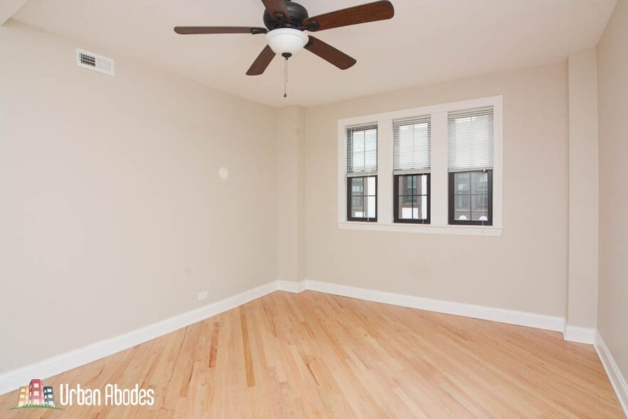 Building Photo - 922 N Green Bay Rd