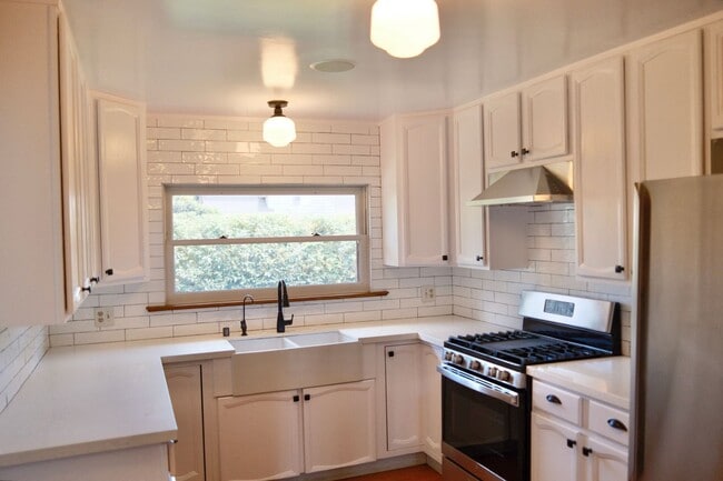 Building Photo - 6433 Crescent St