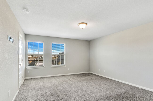 Building Photo - $500 OFF FIRST MONTHS RENT