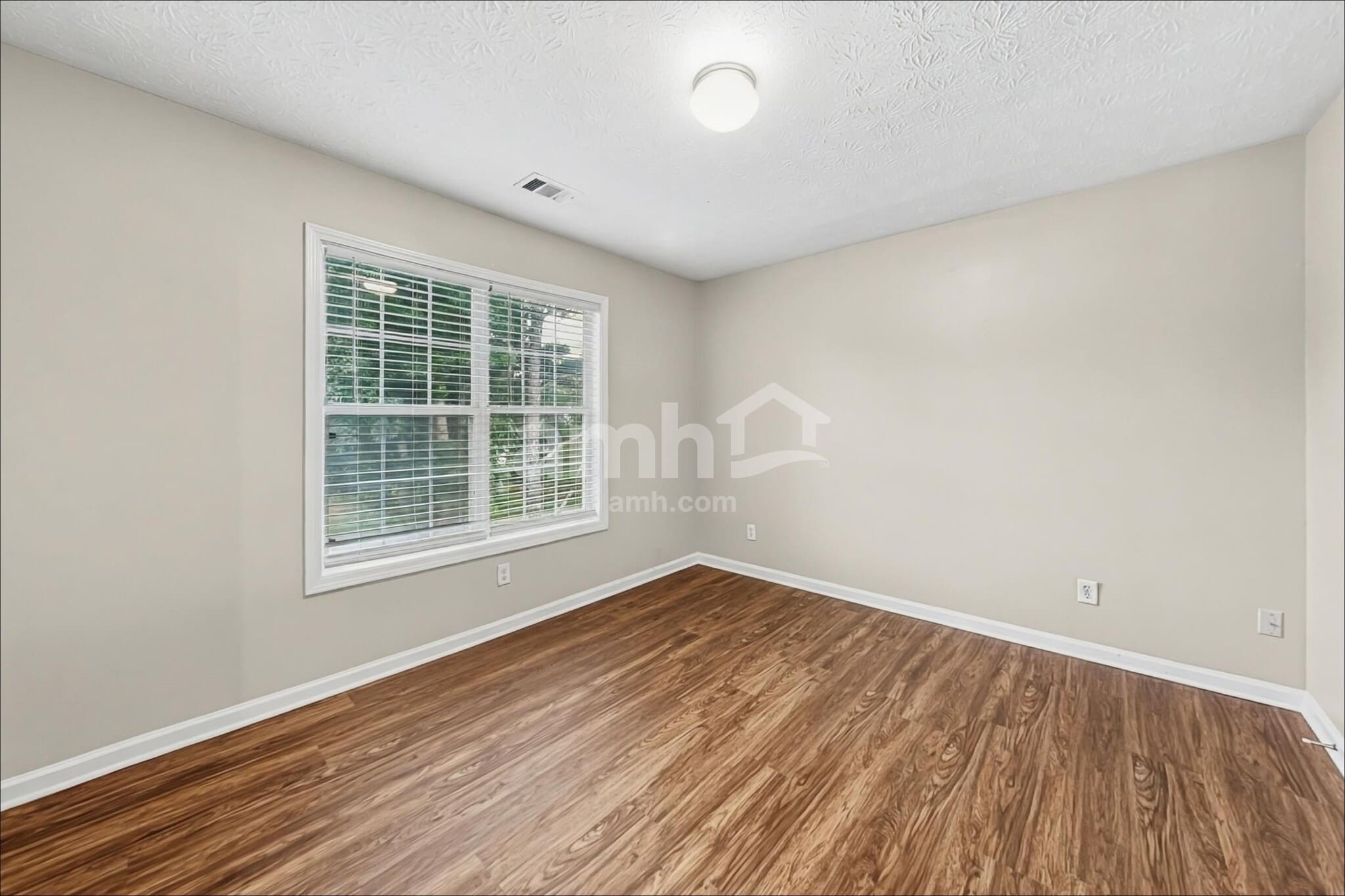 Building Photo - 1500 Chalet Cir