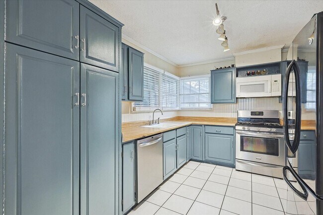 Building Photo - Amazing Historic 1940's Home in Original C...