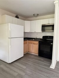 Building Photo - 522 NE Crystal St