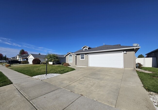 Building Photo - $1,995 - 2 Bed / 2 Bath Beautiful House in North Spokane with Oversized Garage