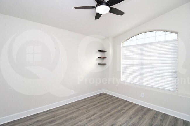 Building Photo - 1210 E Whitefish Bay Ct
