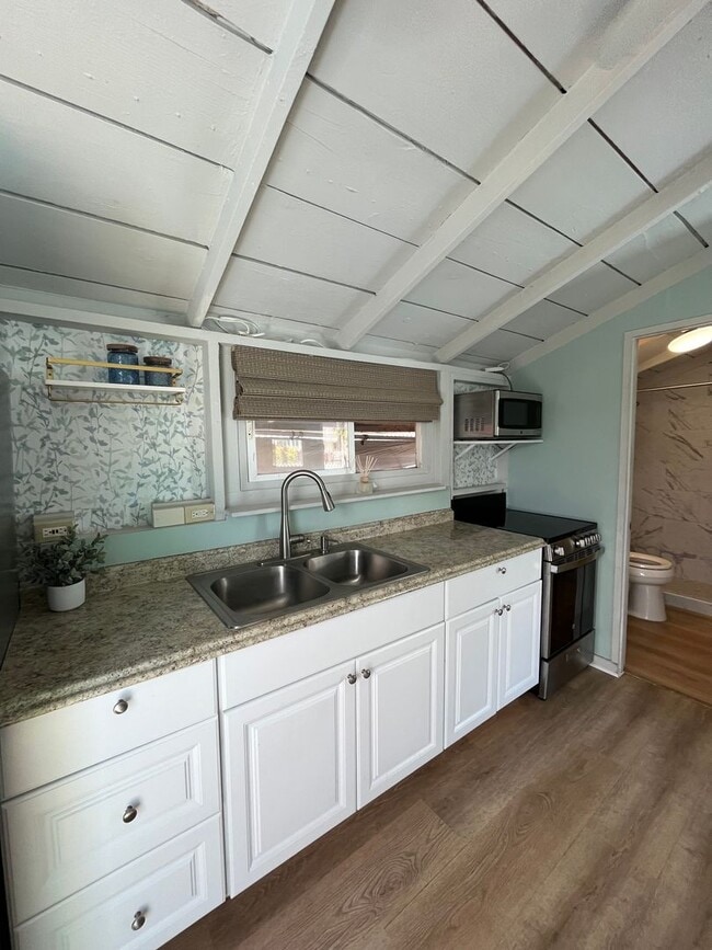 Building Photo - Beach Cottage Close to the Ocean