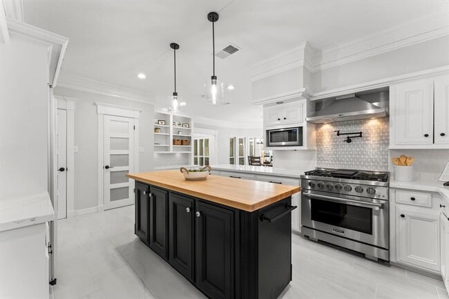 Building Photo - 8911 Tranquil Park Dr
