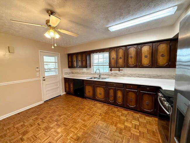 Building Photo - 303 Robin Dr