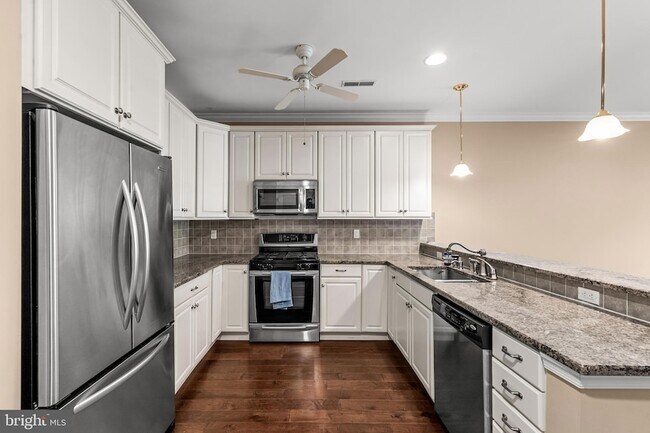 Building Photo - 2022 Crescent Wy