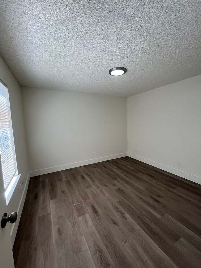 Building Photo - Downstairs Unit Move in Ready!
