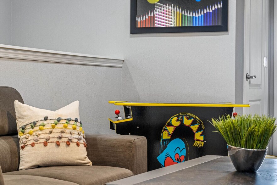 Building Photo - 9037 Rhodes St