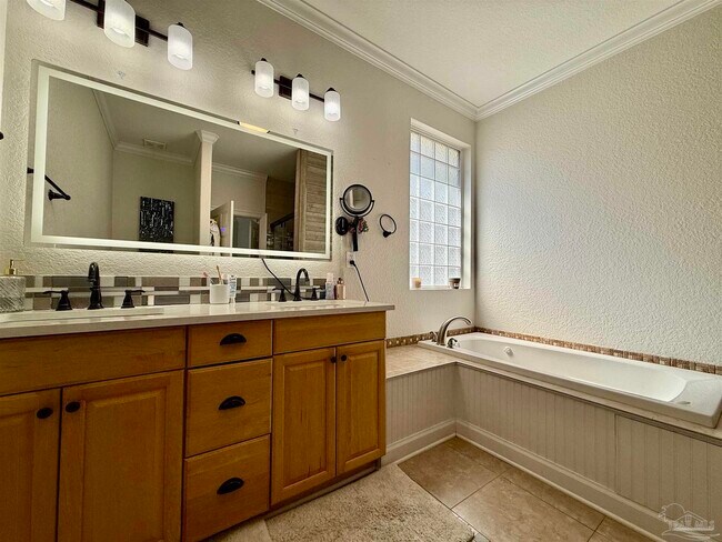 Building Photo - 1313 E Strong St