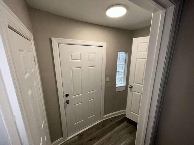 Building Photo - Freshly Renovated 3 Bedroom Bungalow