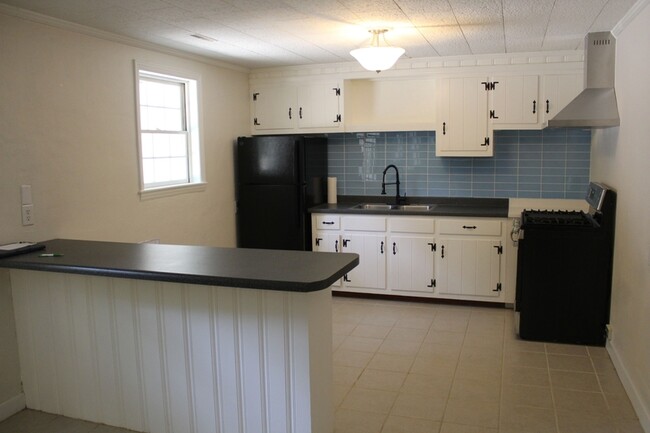 Building Photo - 714 Bradley Rd