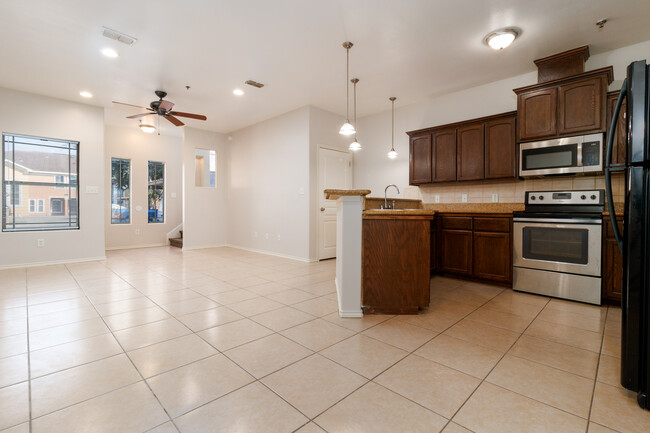 Building Photo - 1204 W Fig Ave
