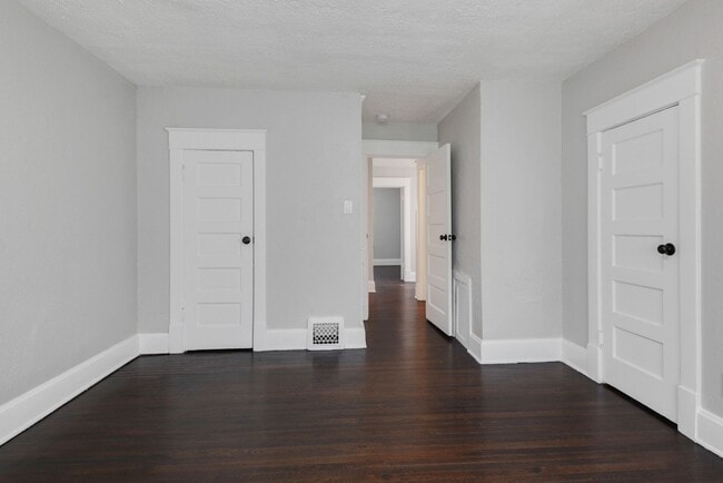 Building Photo - 3 Bedrooms Ready for Rent