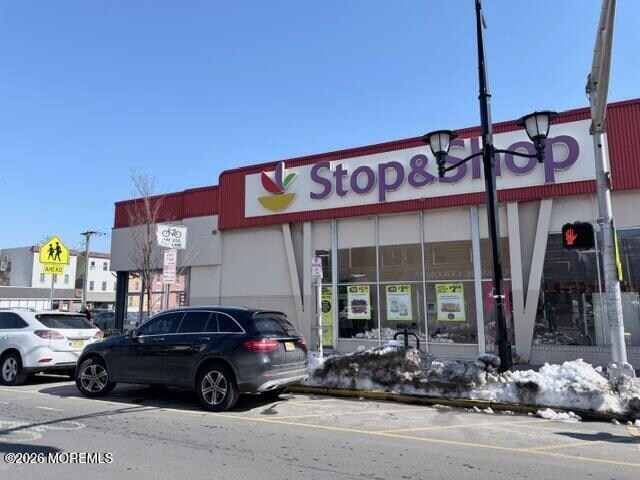 Building Photo - 861 Summit Ave