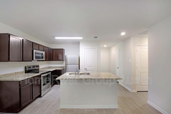 Building Photo - 2018 Richland Dr