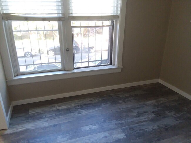 Building Photo - Cap Hil Adorable 1 Bedroom Available Now!