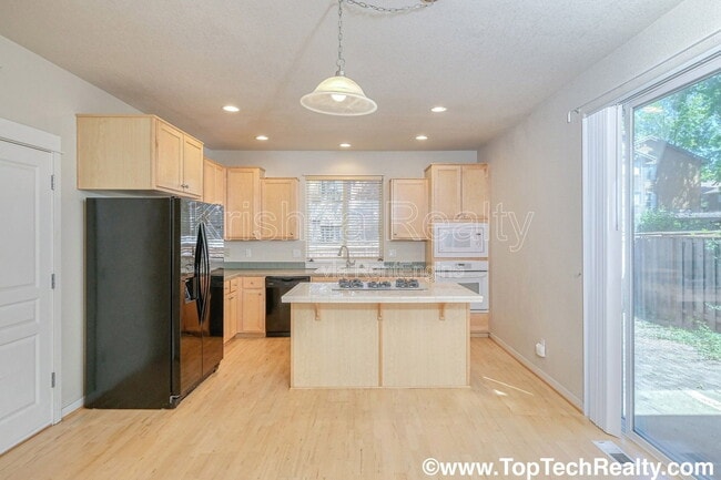 Building Photo - 14705 SW Redbud Way